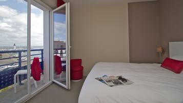 Premium bedding, desk, soundproofing, free WiFi