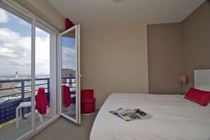 Premium bedding, desk, soundproofing, free WiFi