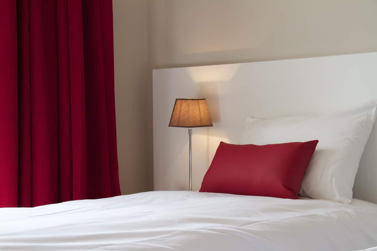 Premium bedding, desk, soundproofing, free WiFi