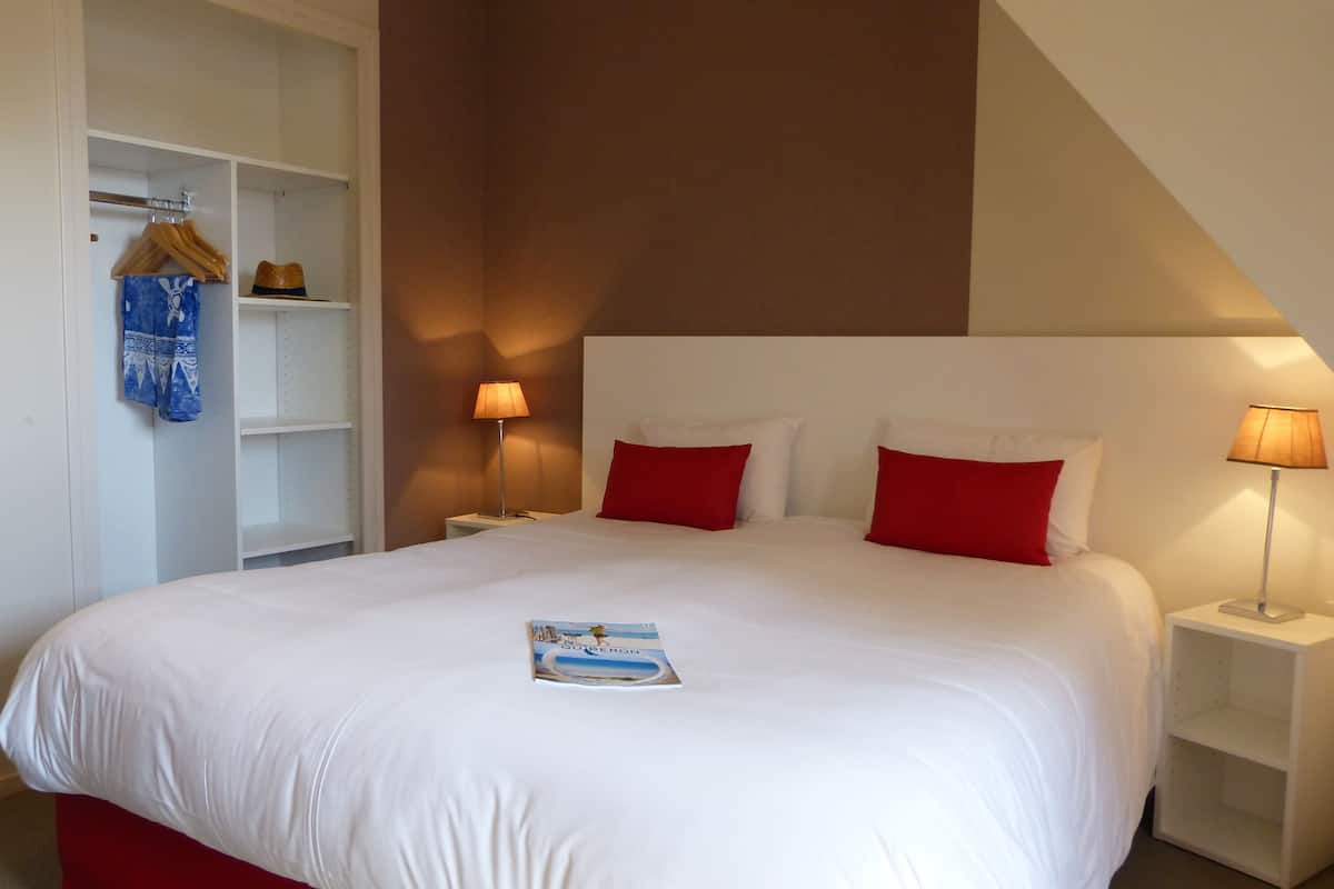 Premium bedding, desk, soundproofing, free WiFi