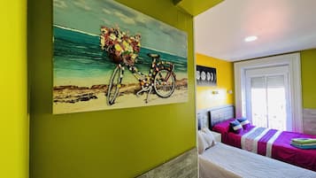Driepersoonskamer, gemeenschappelijke badkamer | Een strijkplank/strijkijzer, gratis wifi