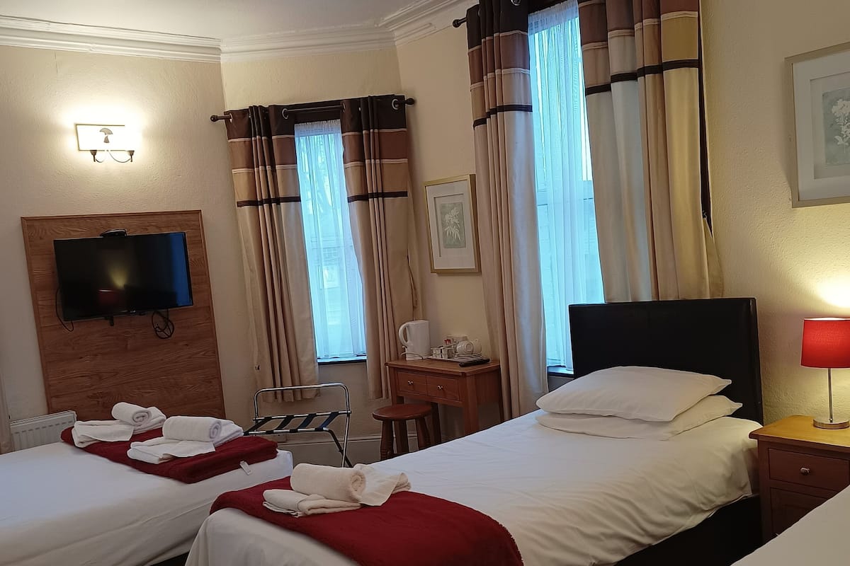 Family Room with Ensuite | Desk, iron/ironing board, free WiFi, bed sheets