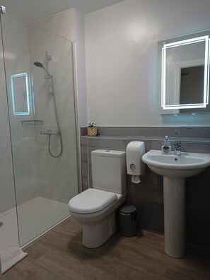 Family Room with Ensuite | Bathroom | Hair dryer, towels - Westgate Hotel (Oxford)