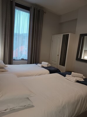 Twin Room with Ensuite | Desk, iron/ironing board, free WiFi, bed sheets - Westgate Hotel (Oxford)