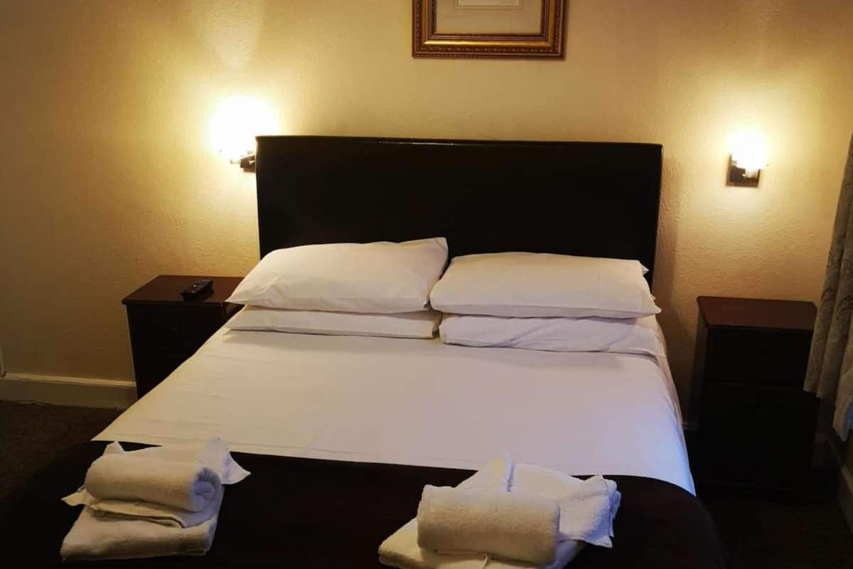 Double Room with Shared Bathroom - Annexe | Desk, iron/ironing board (on request), WiFi (free), bed sheets