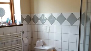 Douche, articles de toilette gratuits, sèche-cheveux