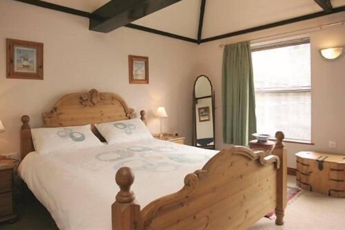 1 habitación, ropa de cama de alta calidad y escritorio