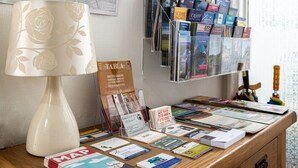 A desk with a map, brochures, and a lamp. - Rosebank Guest House (Perth)