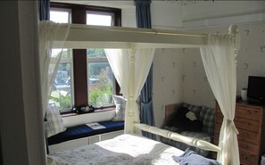Double Room, Ensuite (Large Four Poster) | Bed sheets - Roseneath Guest House (Oban)