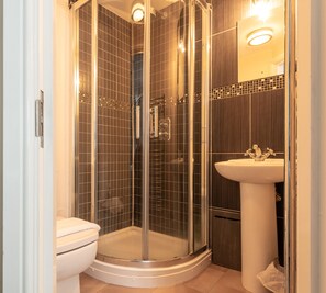 Double Room | Bathroom - The Union Inn (Cowes)