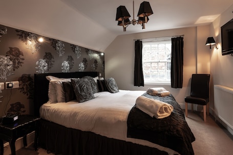 Double Room | In-room safe, individually decorated, individually furnished, desk