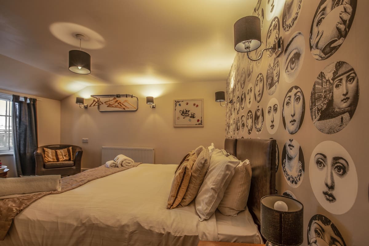 Camera con letto matrimoniale o 2 letti singoli | Una cassaforte in camera, con stile personalizzato