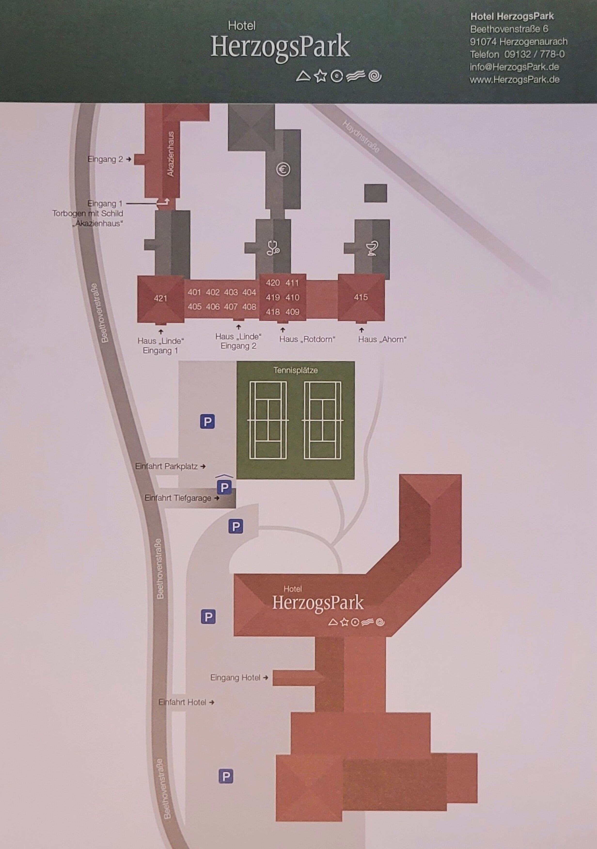 Ett hotell med flera entréer, tydligt märkta rum och en tennisbana.