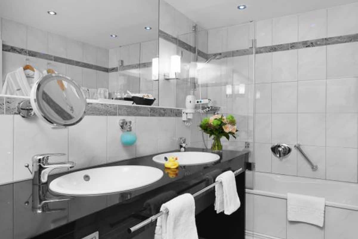 superior double room | bathroom | free toiletries, hair dryer, bathrobes, slippers