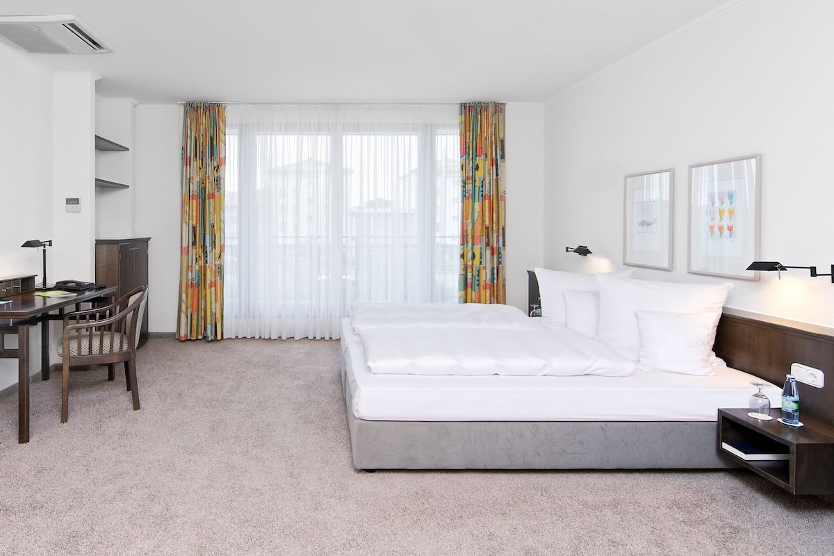 Hypo-allergenic bedding, minibar, in-room safe, individually decorated