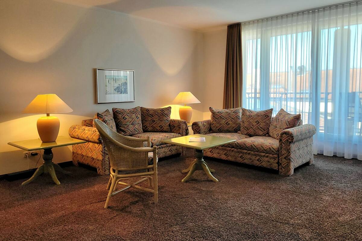Suite | Allergitestet sengetøy, minibar, safe på rommet og skrivebord