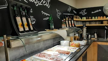 Morgenmadsbuffet hver dag (18 EUR pr. person)