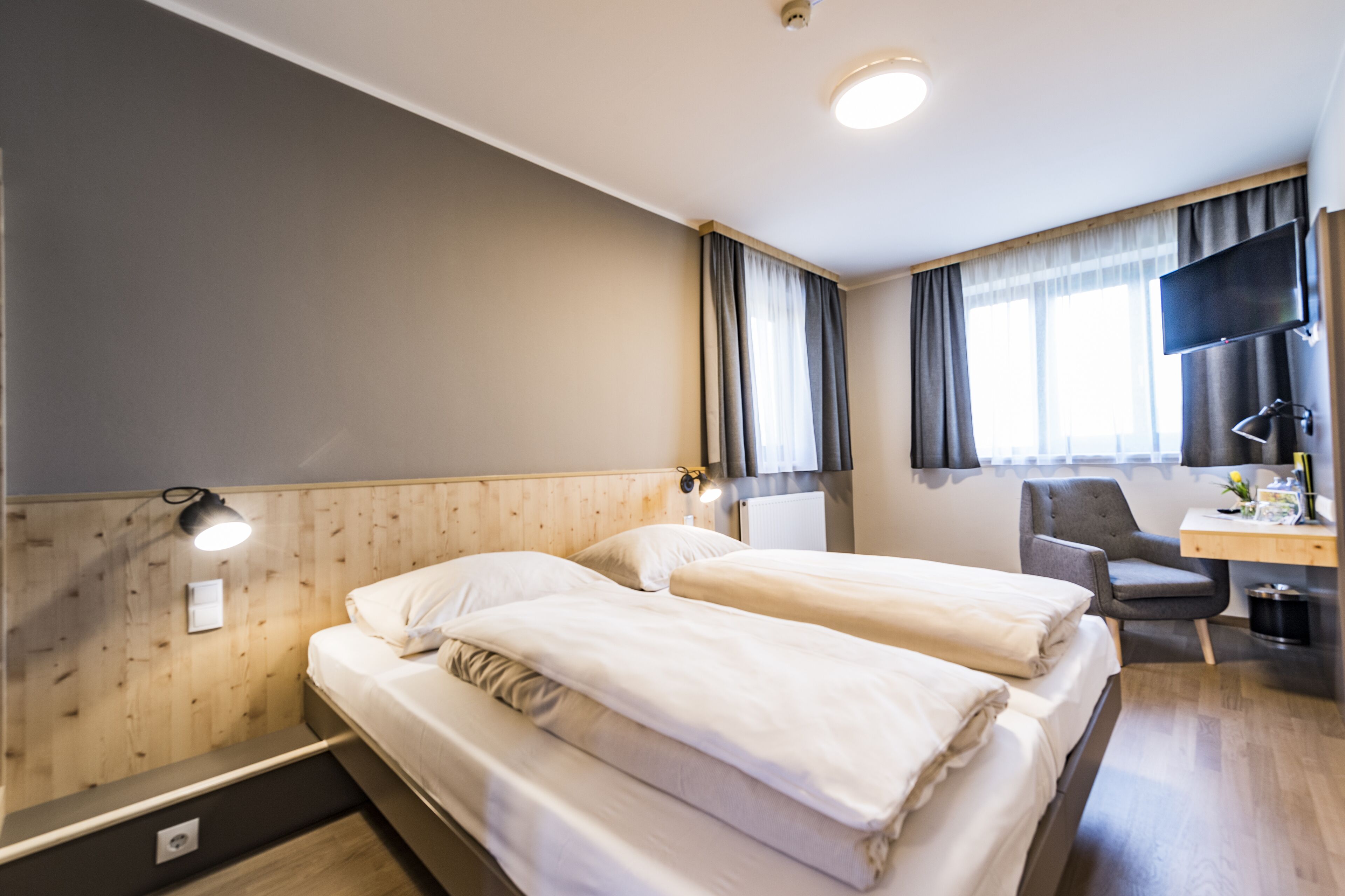 superior double room | 1 bedroom, in-room safe, desk, free wifi