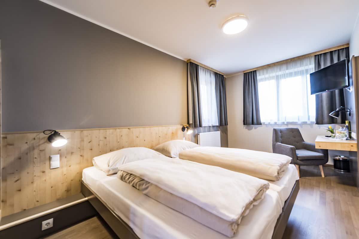 superior double room | 1 bedroom, in-room safe, desk, free wifi
