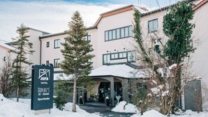 A hotel entrance with a sign for JUFA HOTEL, Seeplatz L café, and a sports hall. - JUFA Hotel Maria Lankowitz am See (Maria Lankowitz)