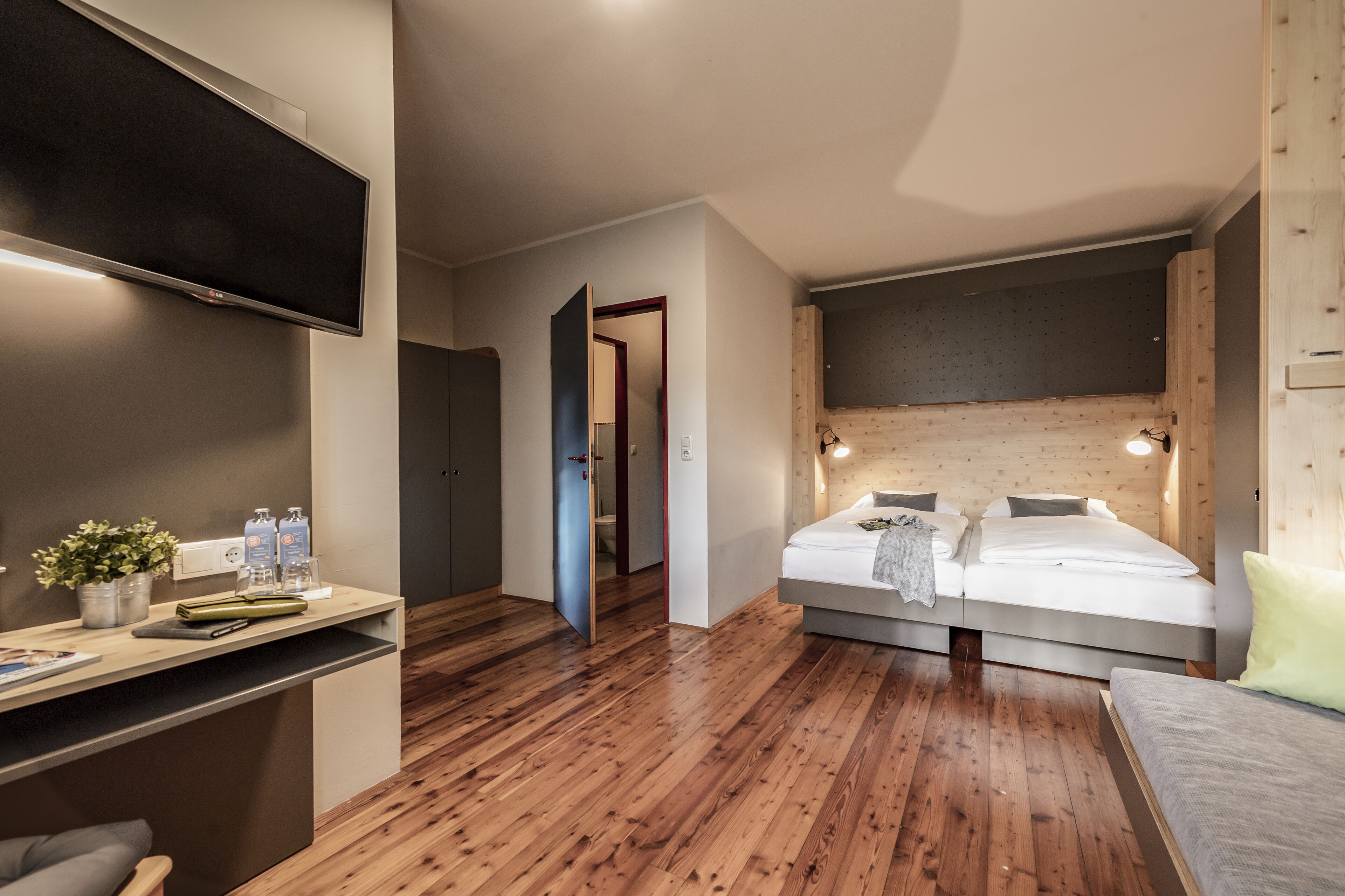 Quadruple Room | In-room safe, desk, free WiFi, bed sheets