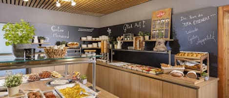 Petit déjeuner buffet (18 EUR par personne)