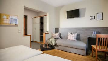 Triple Room | In-room safe, desk, blackout curtains, free WiFi