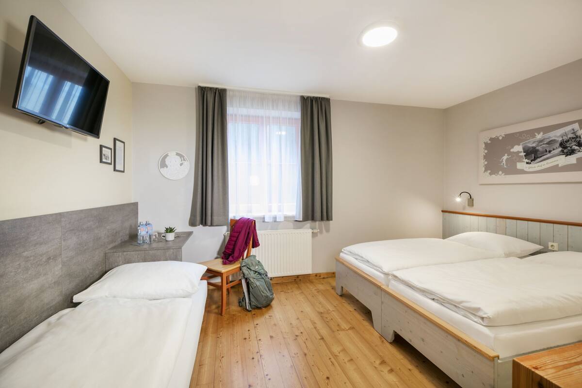 Driepersoonskamer | Een kluis op de kamer, een bureau, verduisterende gordijnen, gratis wifi