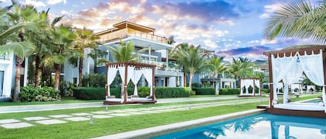 2 piscinas al aire libre, camas de piscina gratis, sombrillas