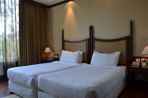 Minibar, két bảo mật tại phòng, bàn, bàn ủi/dụng cụ ủi quần áo