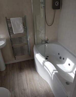 Kahden hengen huone, kylpyhuone makuuhuoneen yhteydessä (Four Poster 1st Floor) | Kylpyhuone