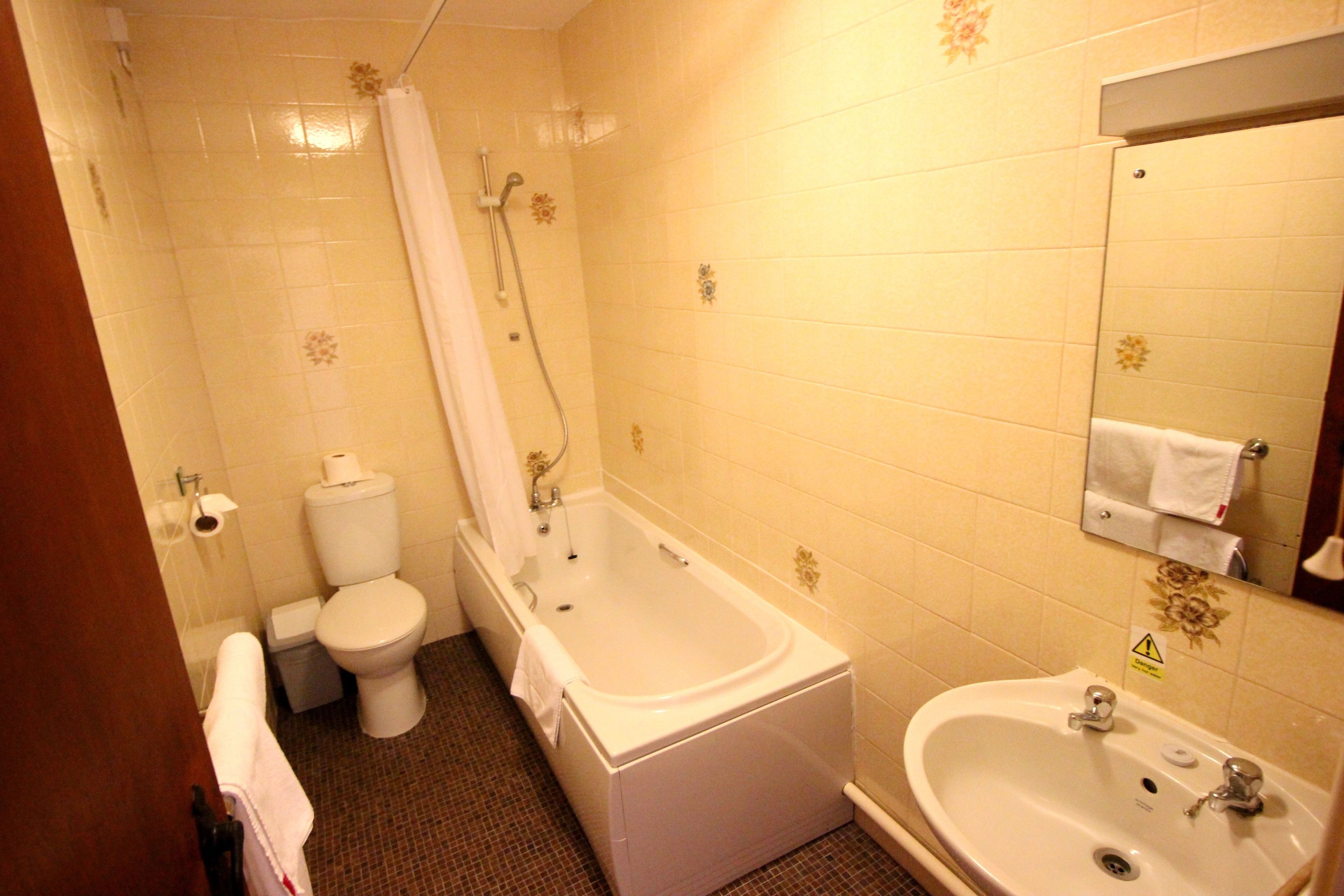 family triple room | bathroom | combined shower/bathtub, hair dryer, towels