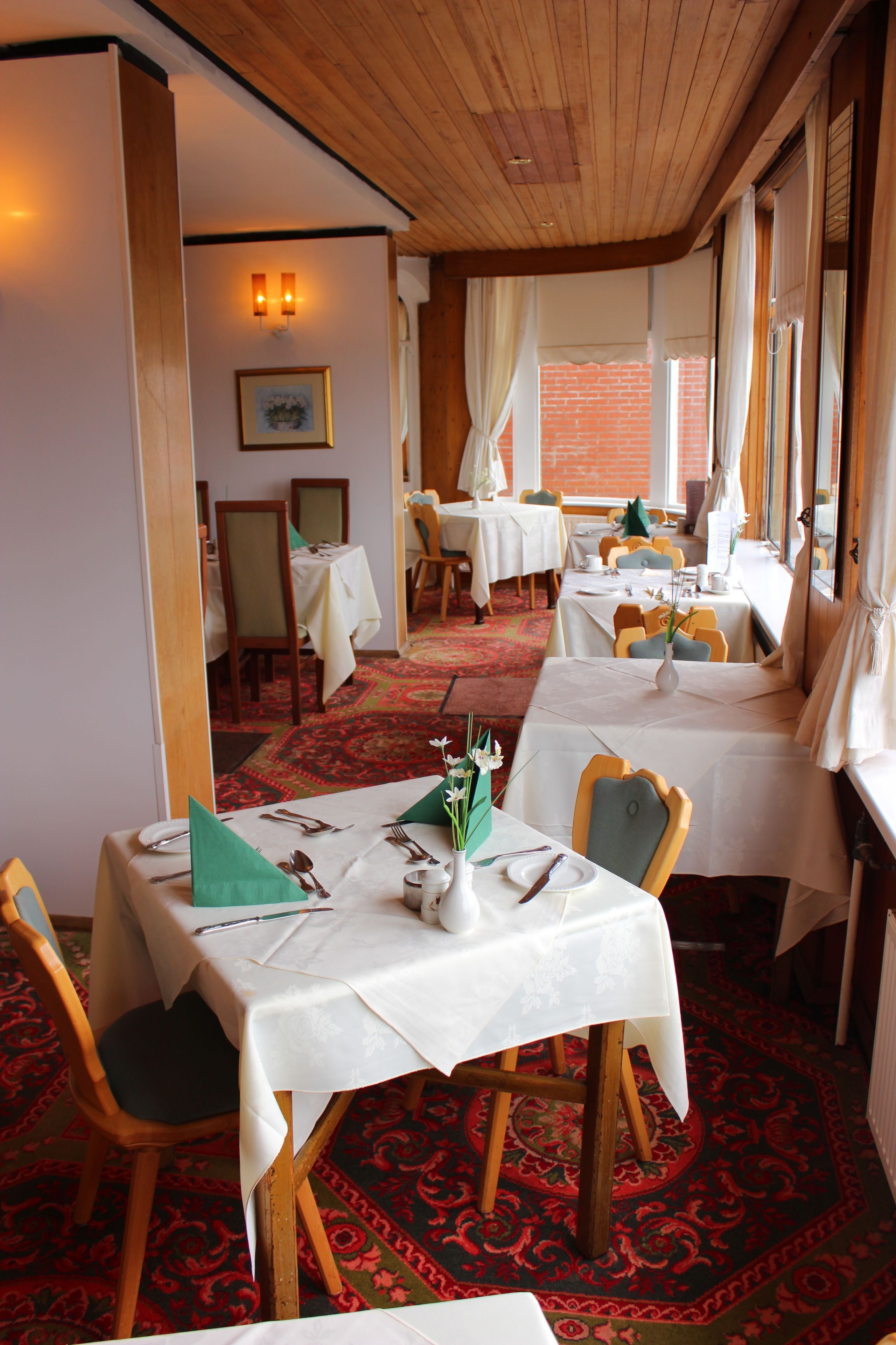 breakfast, lunch and dinner served