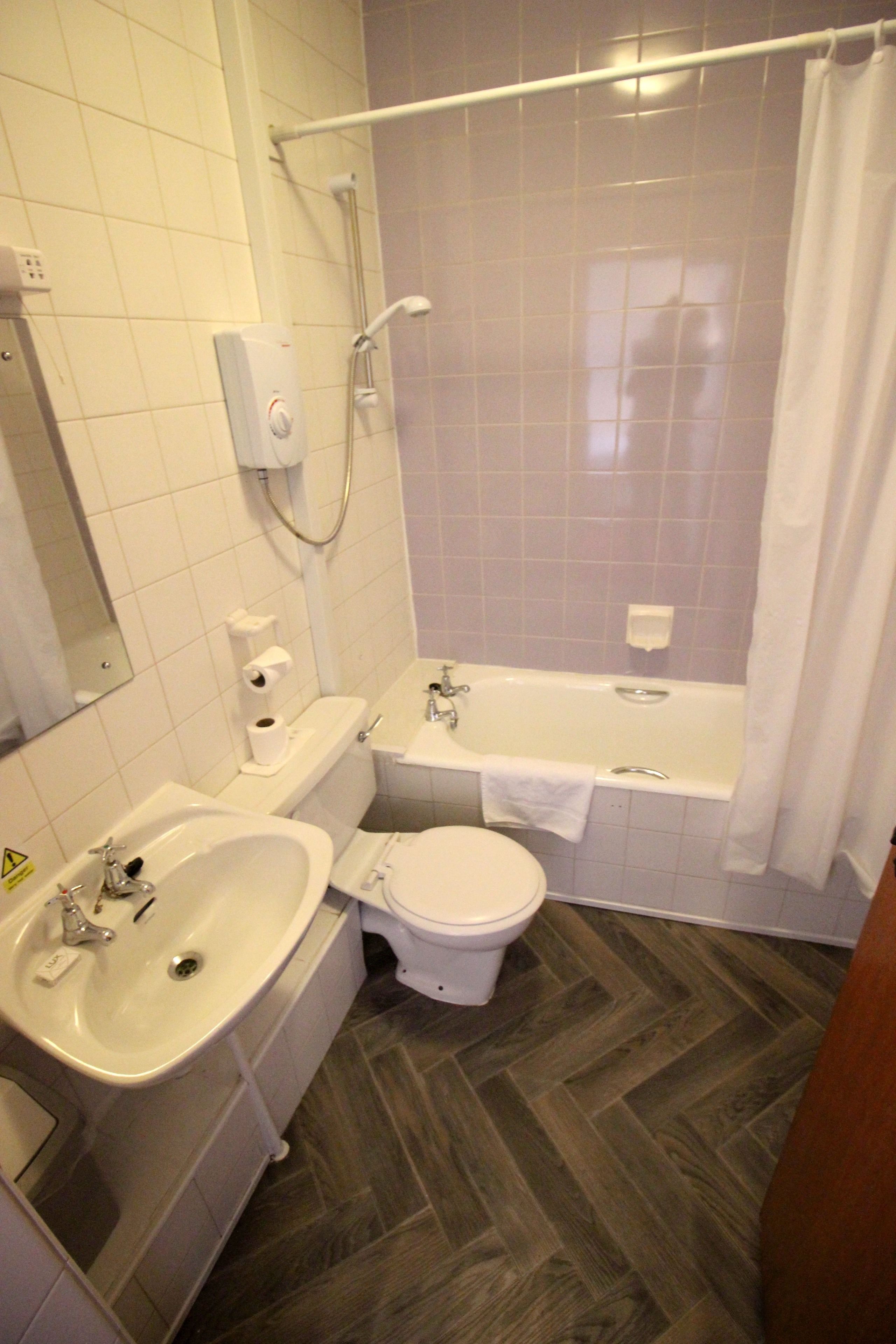 single room | bathroom | combined shower/bathtub, hair dryer, towels