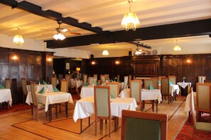 供应早餐、午餐和晚餐