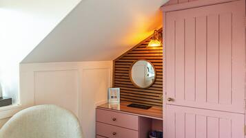 Comfort Double Room (Room 9) | Egyptian cotton sheets, premium bedding, individually decorated