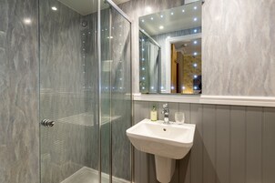 华丽双人房 (Room 2) | 浴室 | 淋浴设施、环保洗浴用品、吹风机、毛巾