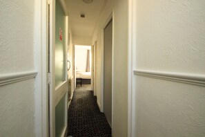 Hallway - OYO Hotel 33 (Blackpool)