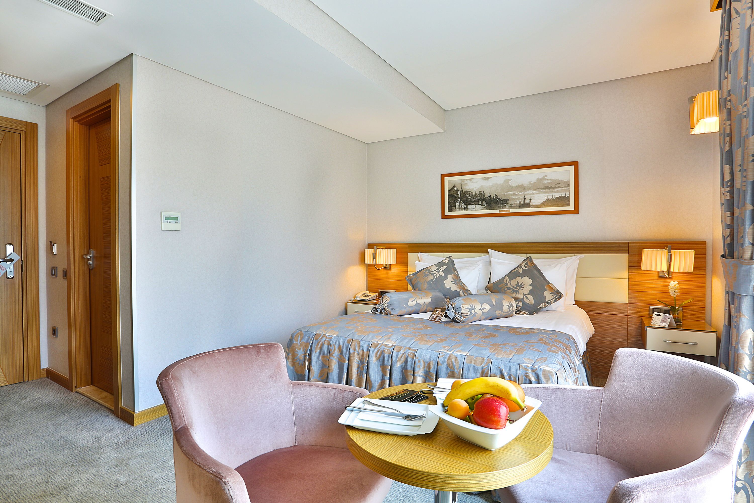 deluxe double or twin room | premium bedding, minibar, in-room safe, desk