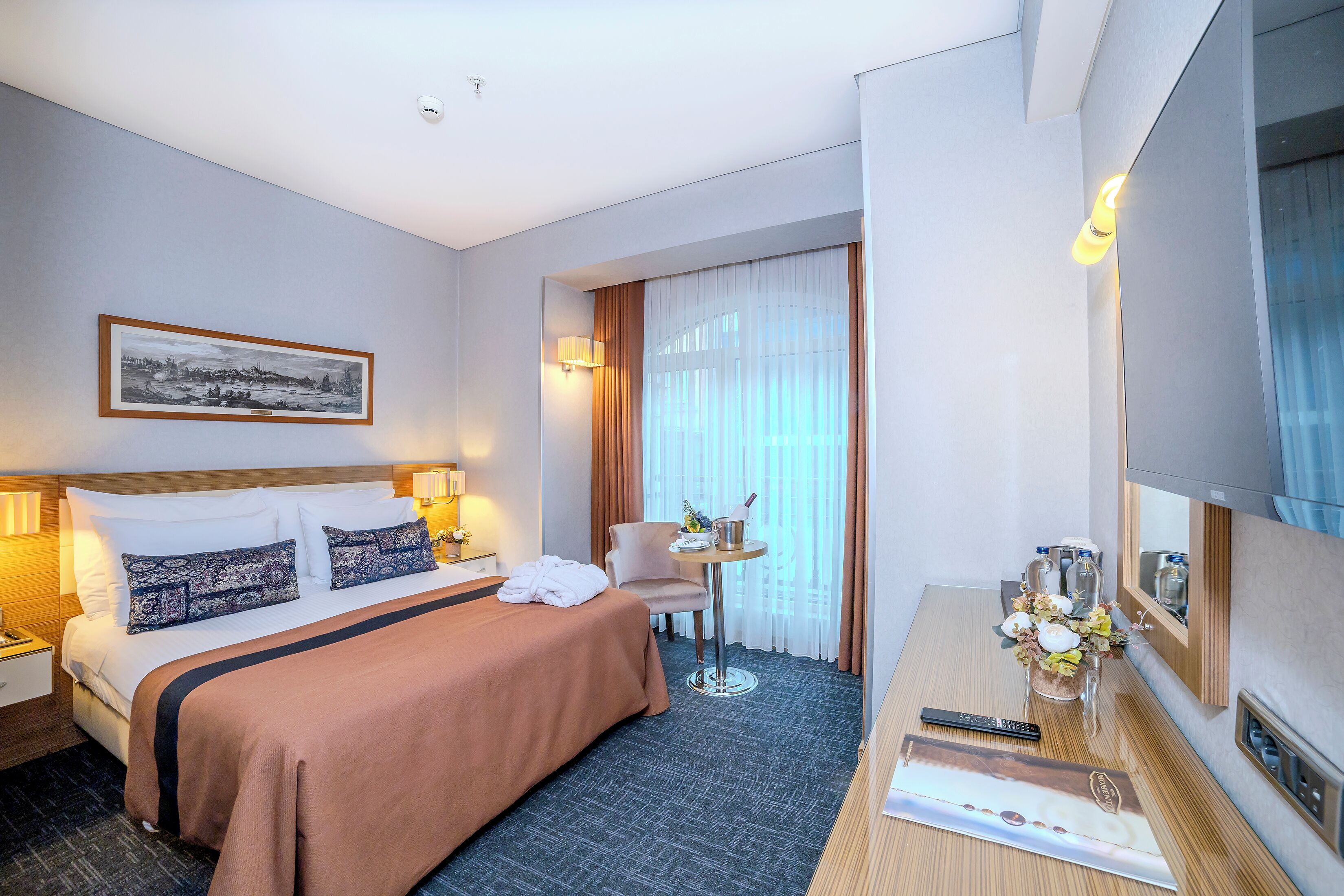 เครื่องนอนระดับพรีเมียม, มินิบาร์, ตู้นิรภัยในห้องพัก, โต๊ะทำงาน