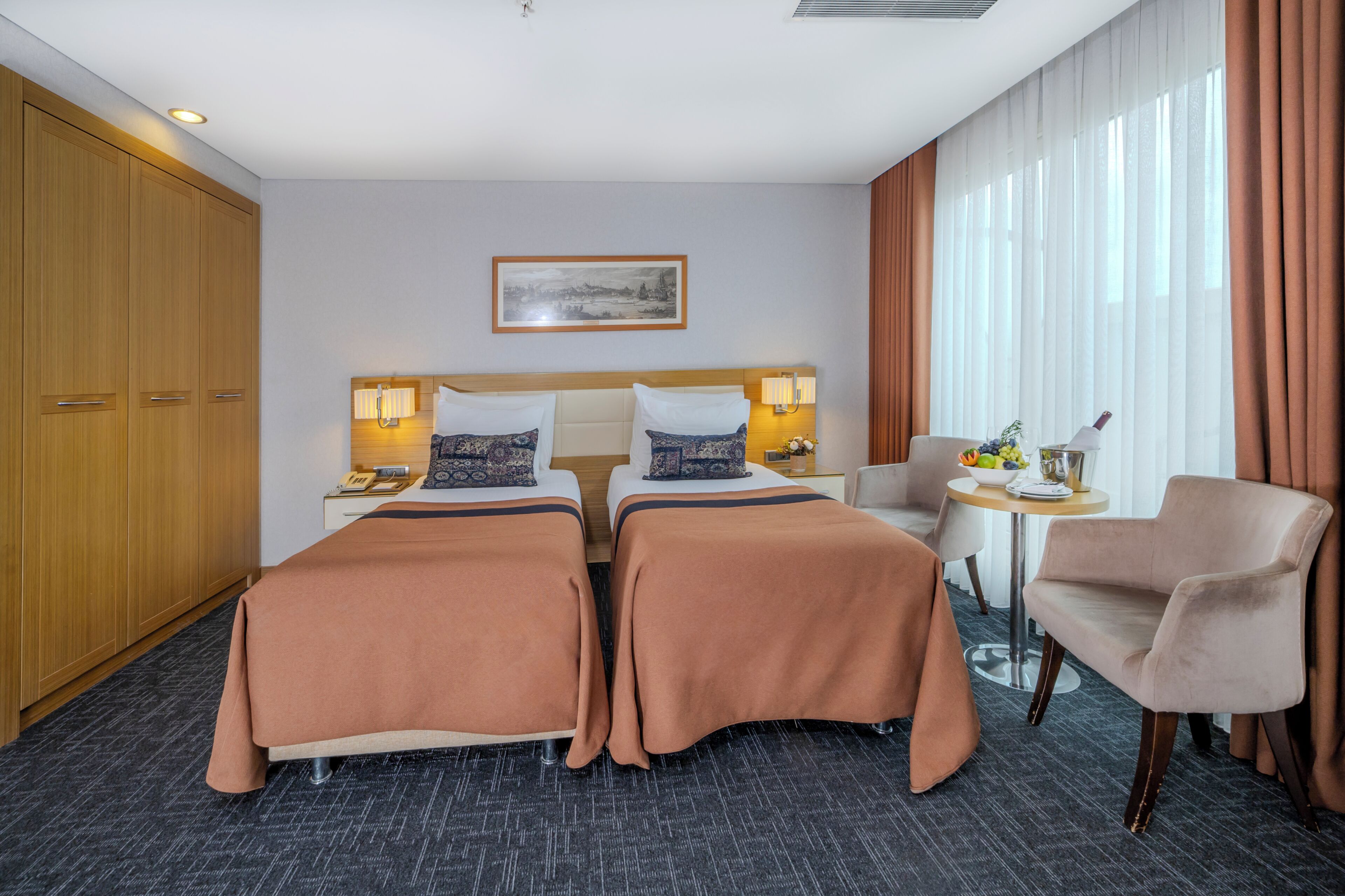 Sábanas de algodón egipcio, ropa de cama de alta calidad y minibar 