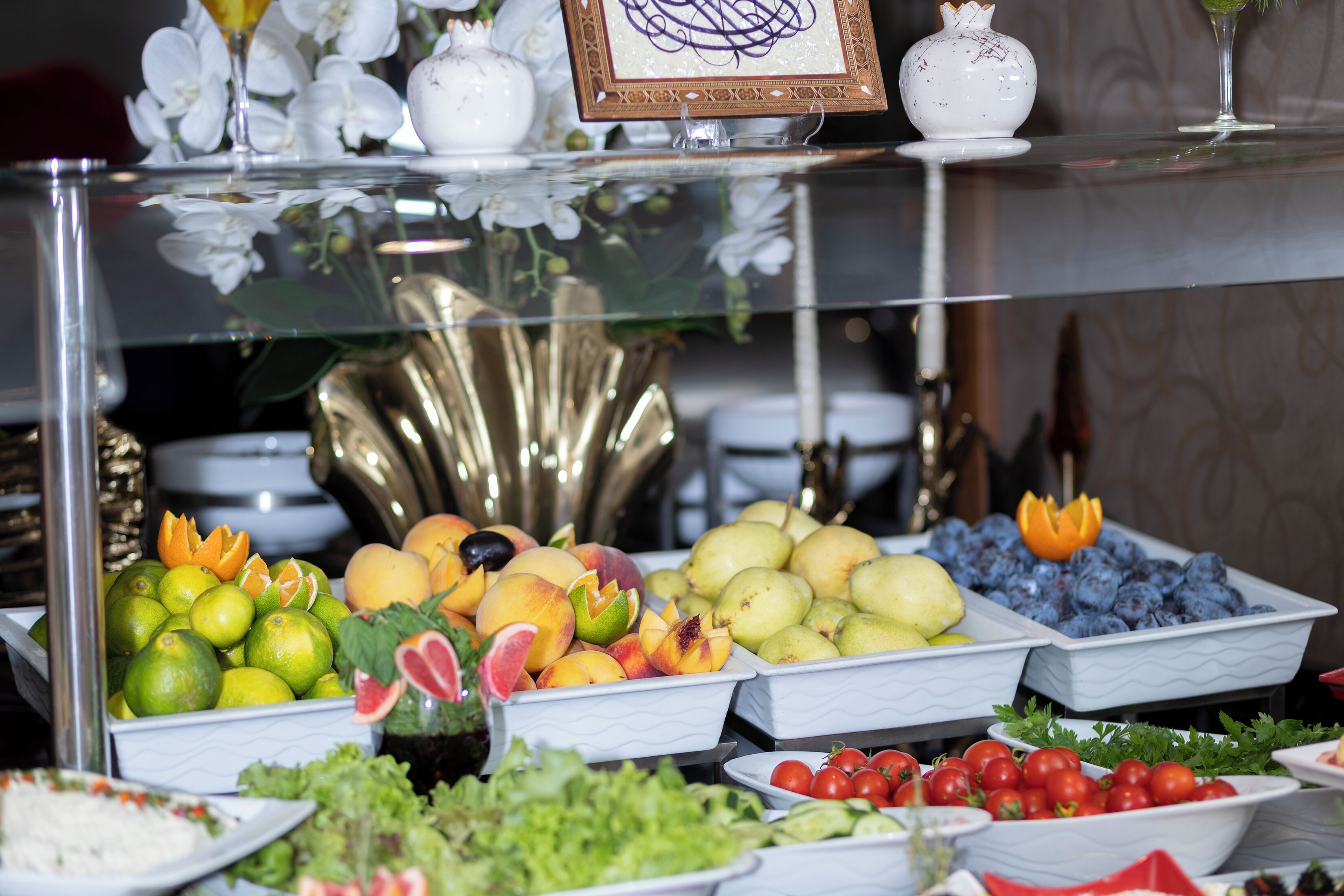 Buffet amb diferents fruites i verdures.