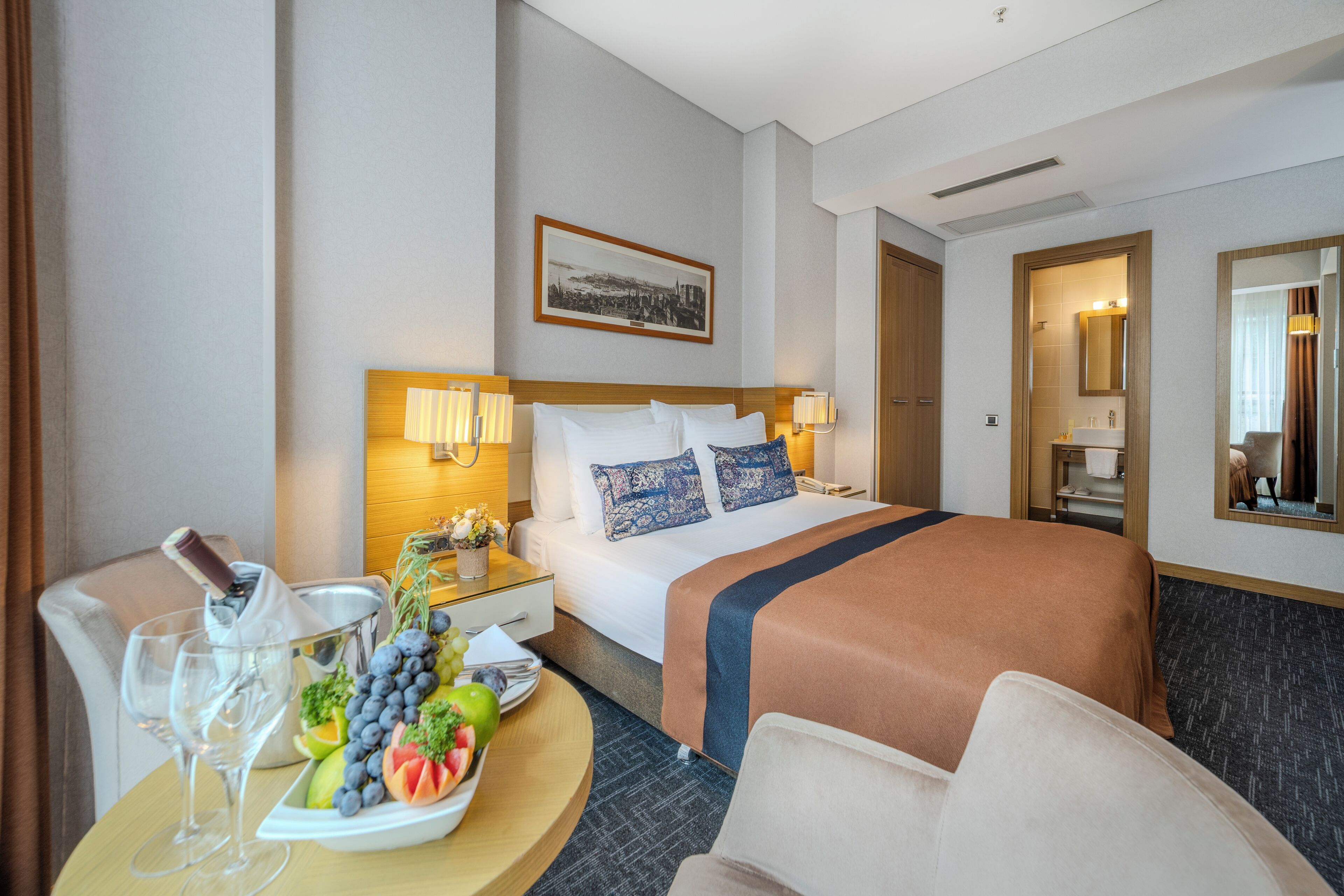 Hochwertige Bettwaren, Minibar, Zimmersafe, Schreibtisch