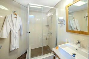 Cabezal de ducha tipo lluvia, artículos de tocador gratuitos, batas