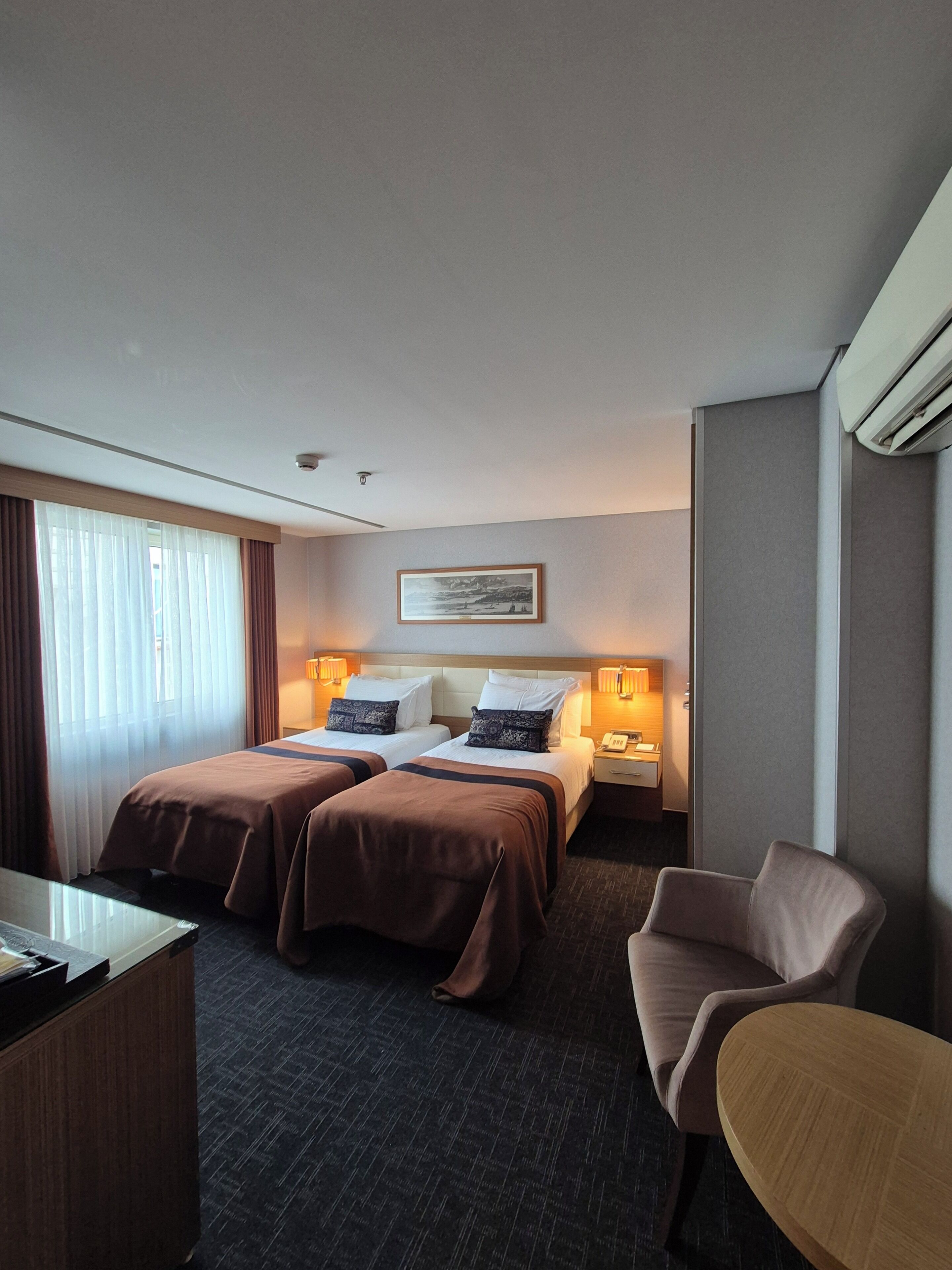 ملاءات من القطن المصري وأغطية فراش متميزة وميني بار وخزنة داخل الغرفة