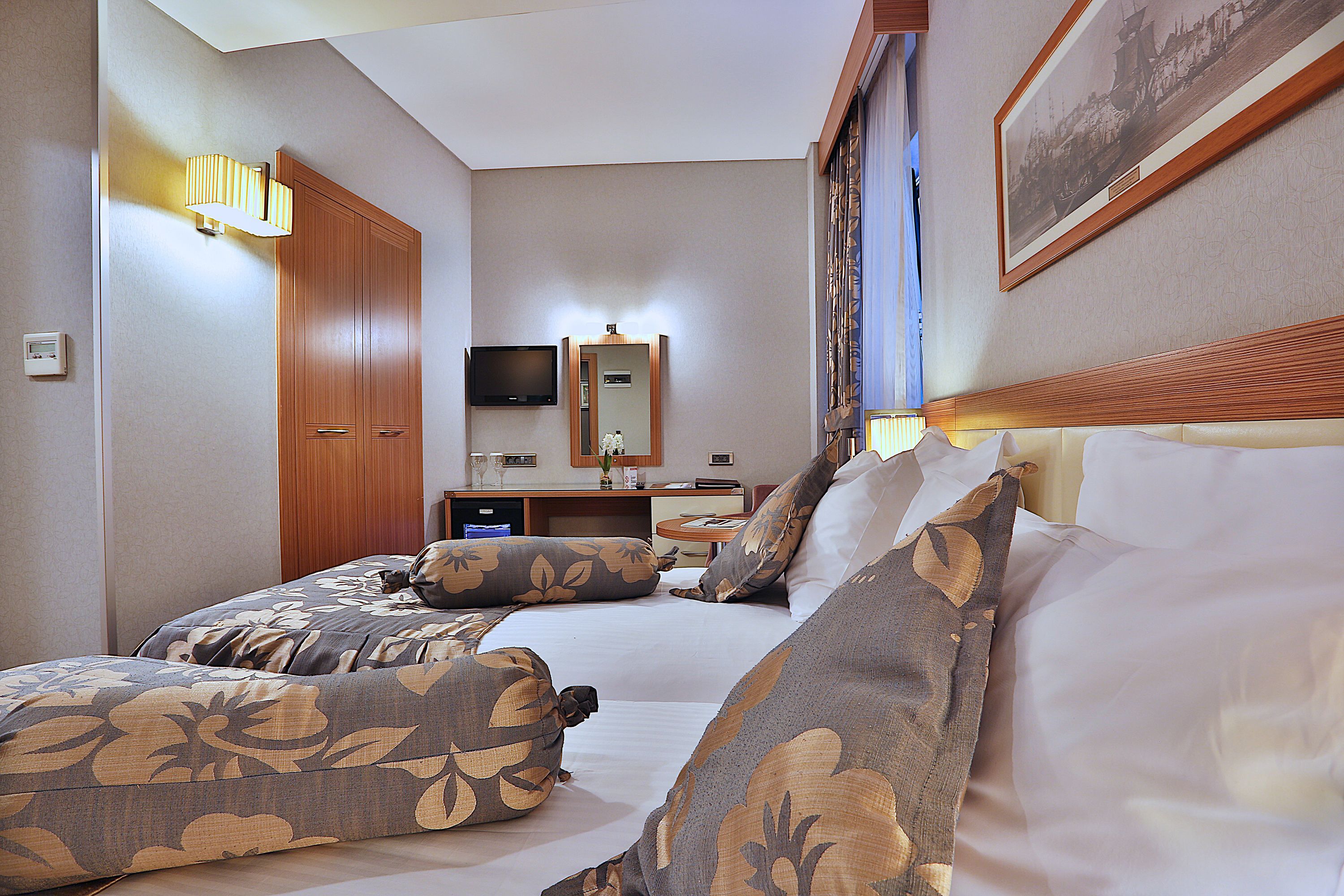 economy double room, 1 double bed | premium bedding, minibar, in-room safe, desk
