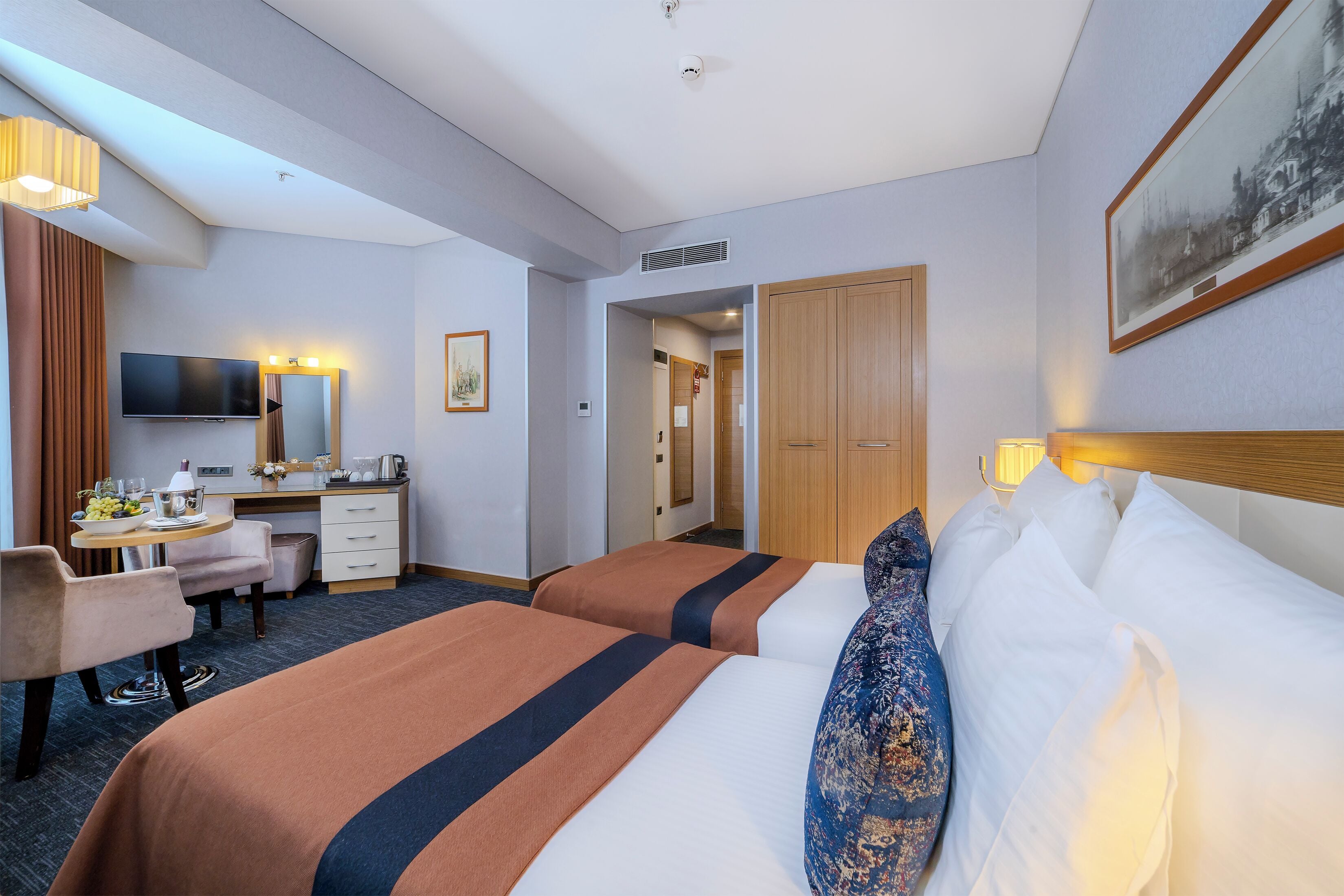 ห้องดีลักซ์ดับเบิลหรือทวิน | เครื่องนอนระดับพรีเมียม, มินิบาร์, ตู้นิรภัยในห้องพัก, โต๊ะทำงาน