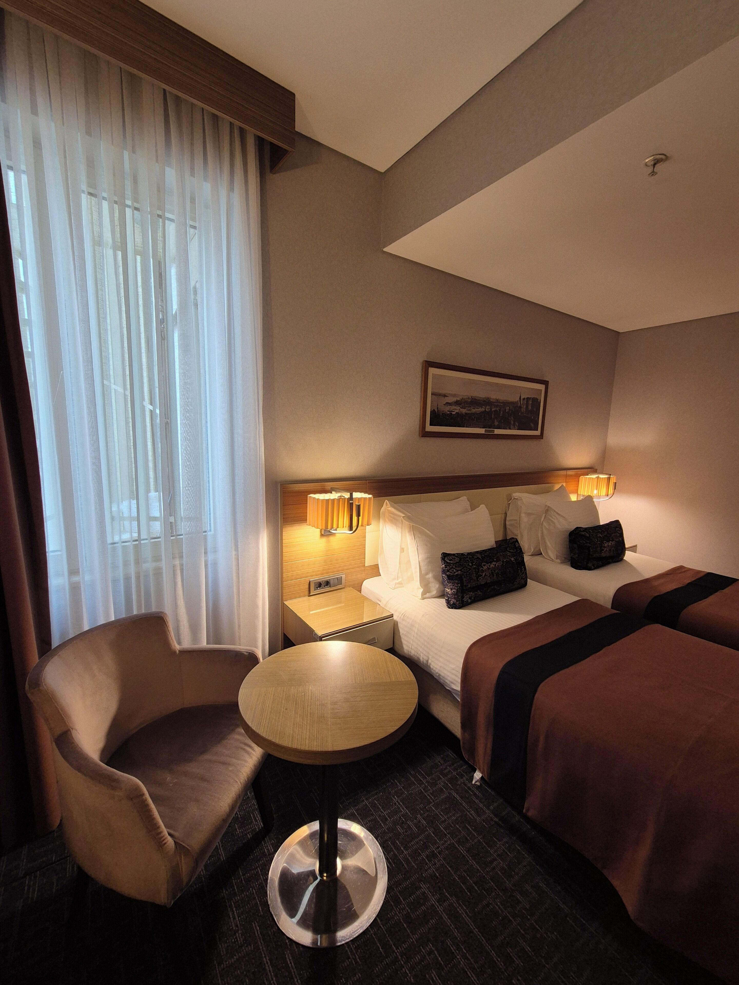 ملاءات من القطن المصري وأغطية فراش متميزة وميني بار وخزنة داخل الغرفة