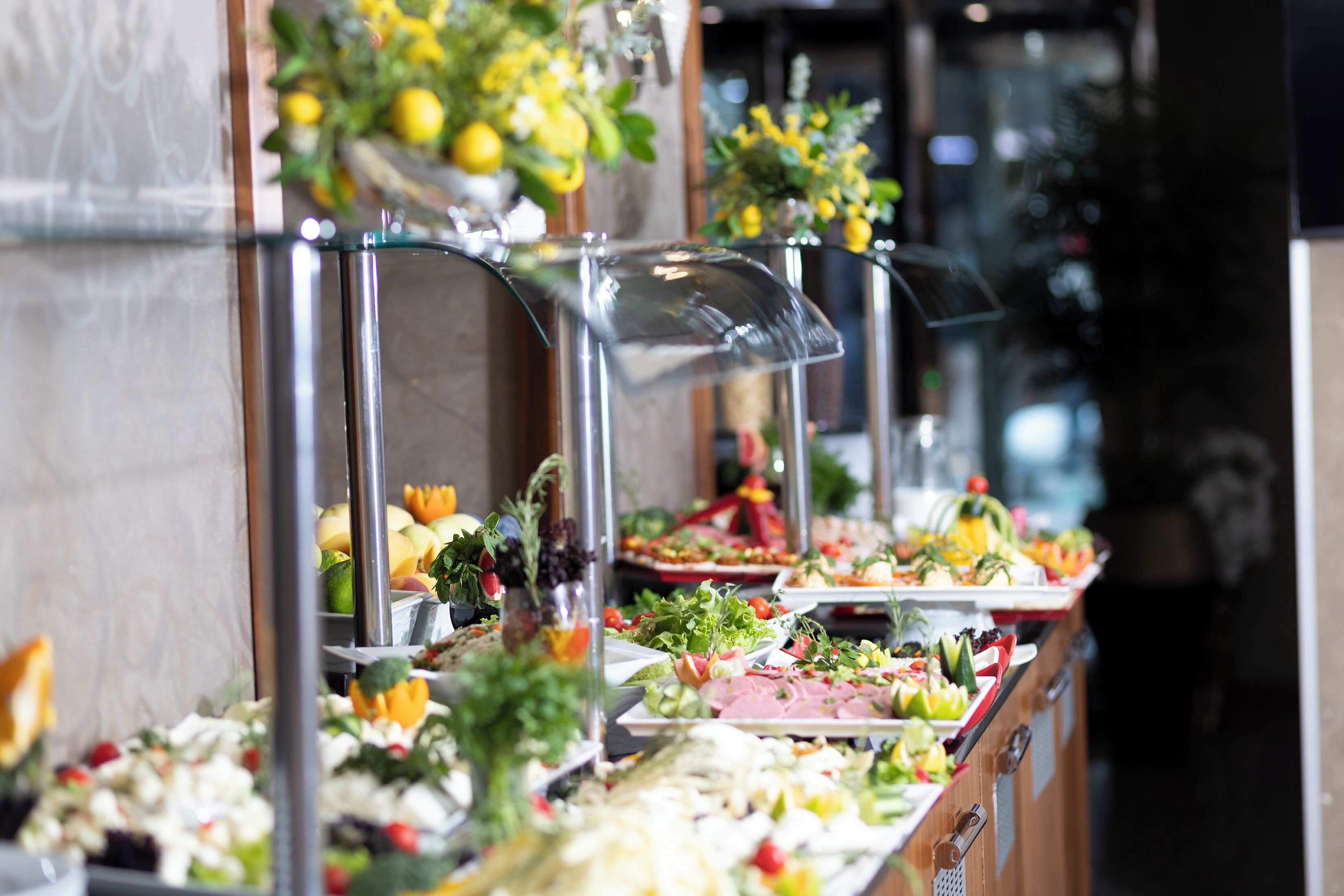 Ein Buffet mit verschiedenen Speisen und einer Glastheke.