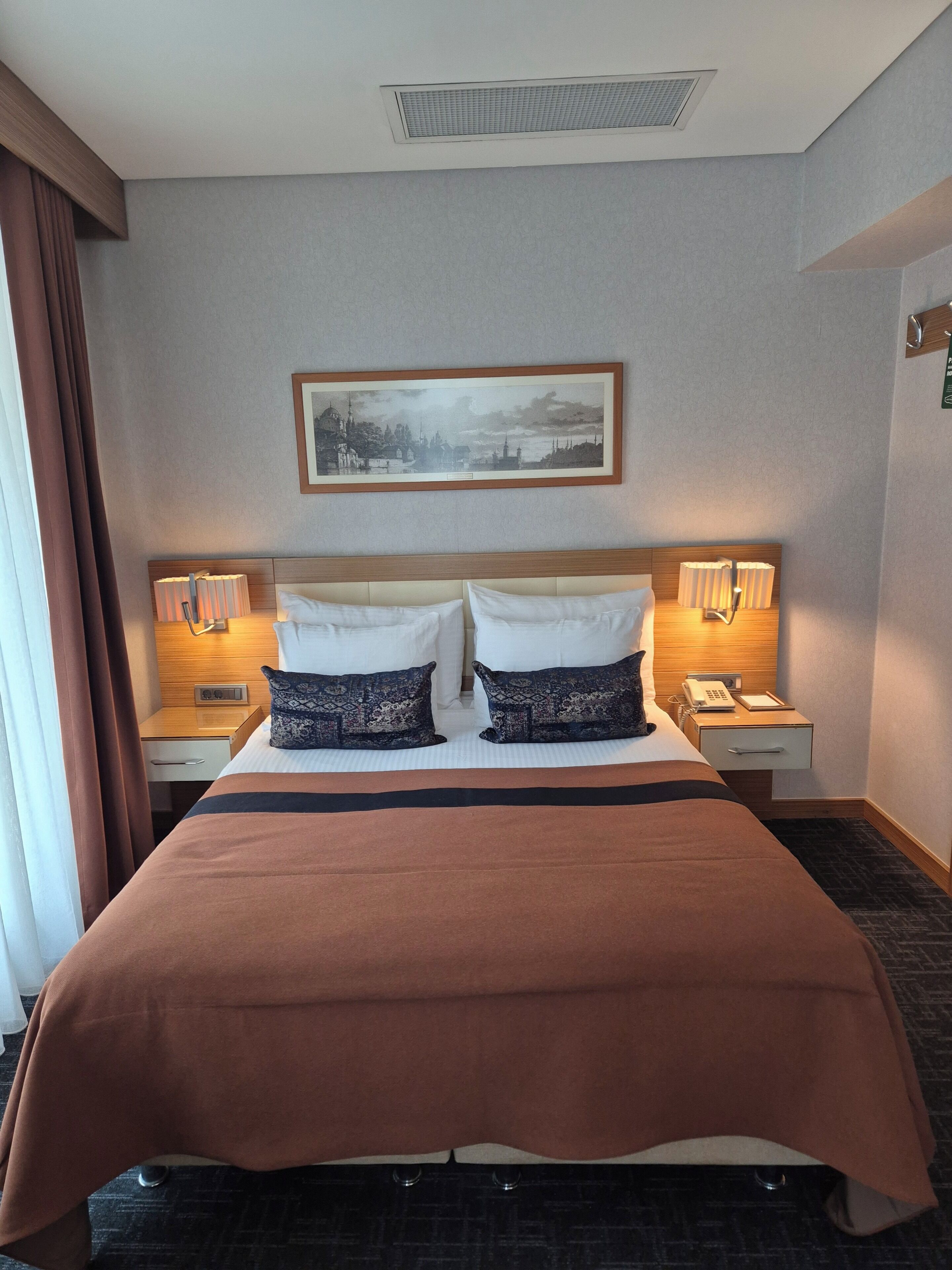 Sábanas de algodón egipcio, ropa de cama de alta calidad y minibar 